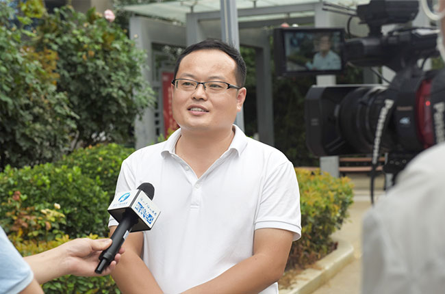 楊總接受媒體采訪.jpg 楊總接受媒體采訪.jpg