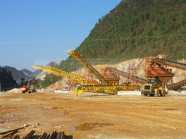 振動(dòng)篩對(duì)物料進(jìn)行篩分分級(jí)