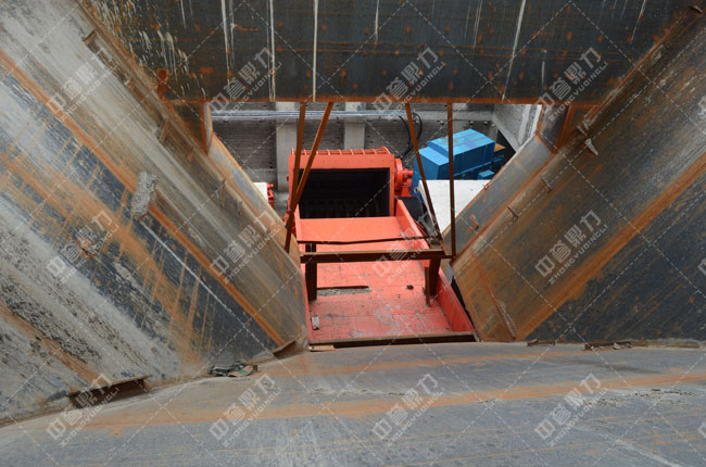 河北白沙時(shí)產(chǎn)3000噸石料生產(chǎn)線頭破進(jìn)料口