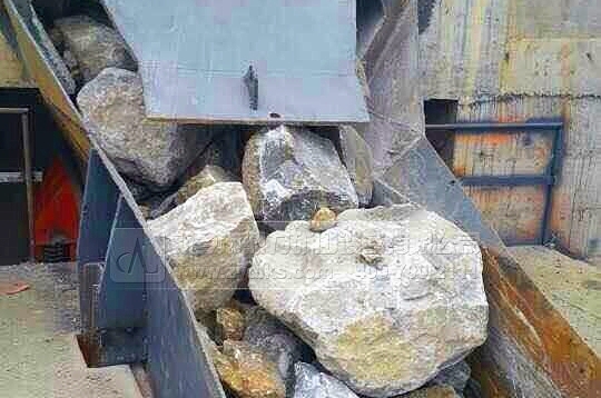 等待進(jìn)入破碎機(jī)腔的大石頭