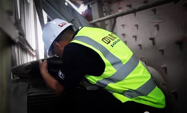 售后技術(shù)人員檢修設(shè)備