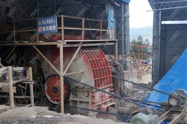 碎石機工作現(xiàn)場