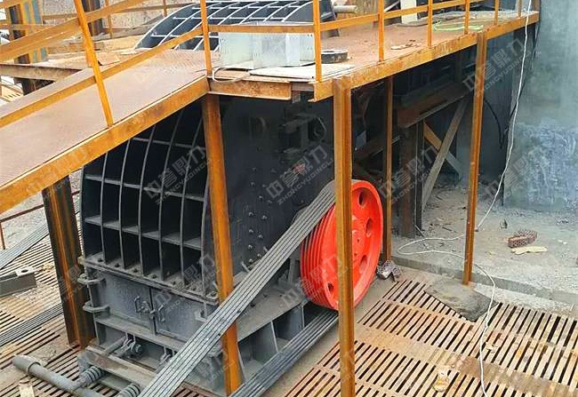 錘式破碎機(jī)現(xiàn)場