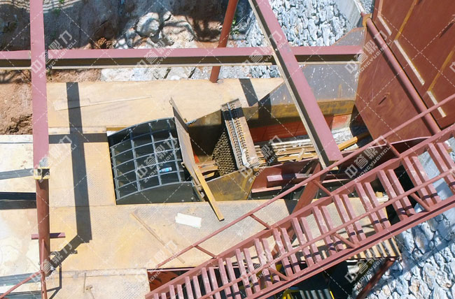 砂石場(chǎng)對(duì)石頭進(jìn)行粗碎