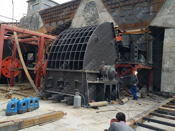 重錘破碎機(jī)現(xiàn)場(chǎng)