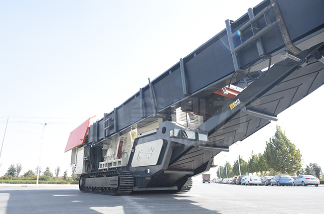 時(shí)產(chǎn)200噸移動(dòng)破碎機(jī)開采鐵路小石頭保生產(chǎn) 時(shí)產(chǎn)200噸移動(dòng)破碎機(jī)開采鐵路小石頭保生產(chǎn)